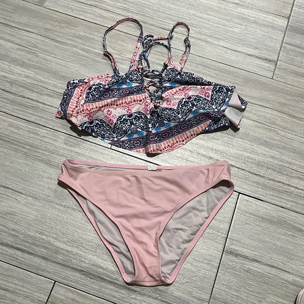 Bikini - Picture 1 of 6